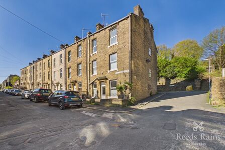 3 bedroom Mid Terrace House for sale