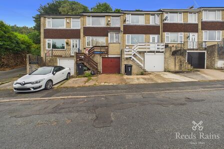 3 bedroom Mid Terrace House for sale