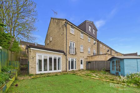 Draymans Court, 4 bedroom Semi Detached House to rent, &pound;1,600 pcm
