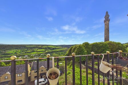 3 bedroom Flat for sale
