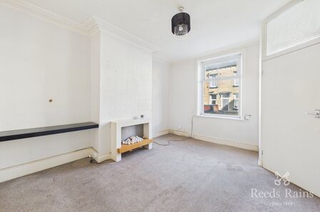 2 bedroom Mid Terrace House for sale