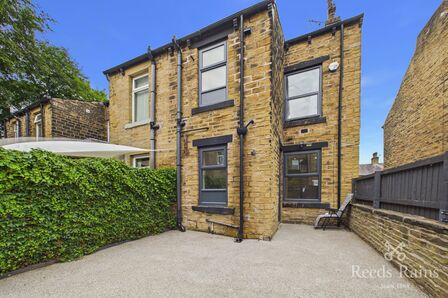 Abbey Walk, 3 bedroom End Terrace House for sale, &pound;230,000