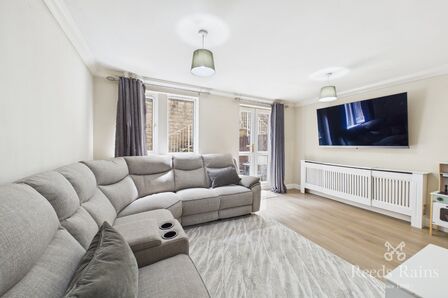 4 bedroom Mid Terrace House for sale