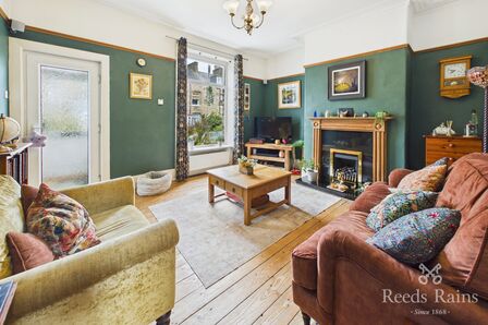 2 bedroom Mid Terrace House for sale