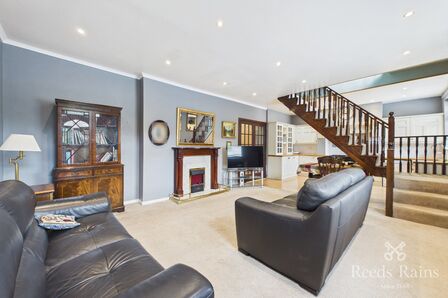 Elland Road, 3 bedroom End Terrace House for sale, &pound;300,000