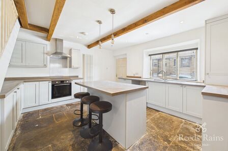 Oldham Road, 1 bedroom Mid Terrace House to rent, &pound;850 pcm