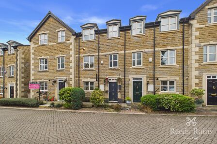 4 bedroom Mid Terrace House for sale