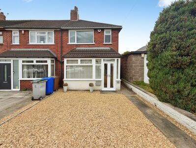 Howard Crescent, 2 bedroom Semi Detached House to rent, &pound;850 pcm