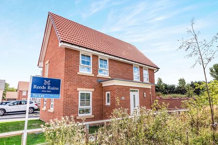 Heathside, 3 bedroom Detached House to rent, &pound;1,600 pcm