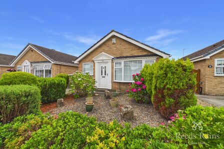 Greenshaw Drive, 2 bedroom Detached Bungalow to rent, &pound;1,200 pcm
