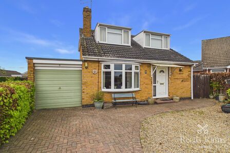 Headland Close, 4 bedroom Detached Bungalow for sale, &pound;480,000