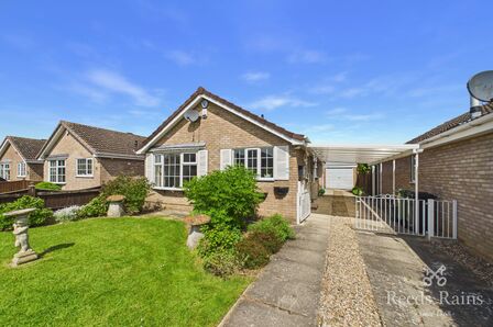 Ploughmans Lane, 2 bedroom Detached Bungalow for sale, &pound;325,000