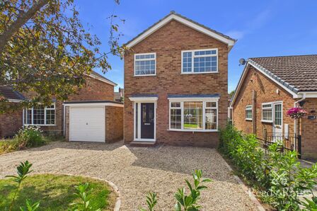 Hallard Way, 3 bedroom Detached House to rent, &pound;1,450 pcm