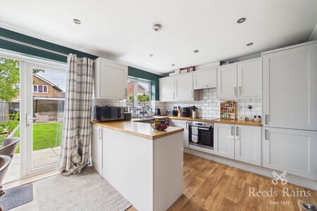 Meadow Lane, 3 bedroom Detached House to rent, &pound;1,650 pcm