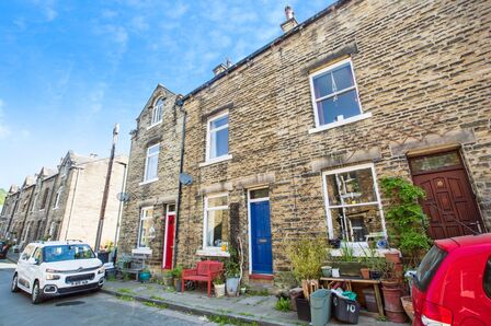 2 bedroom Mid Terrace House for sale