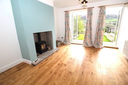 2 bedroom Mid Terrace House to rent