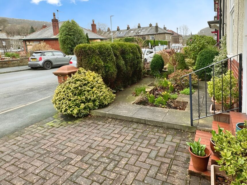 3 bedroom Mid Terrace House for sale, Caldene Avenue, Mytholmroyd, HX7