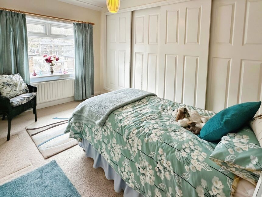 3 bedroom Mid Terrace House for sale, Caldene Avenue, Mytholmroyd, HX7