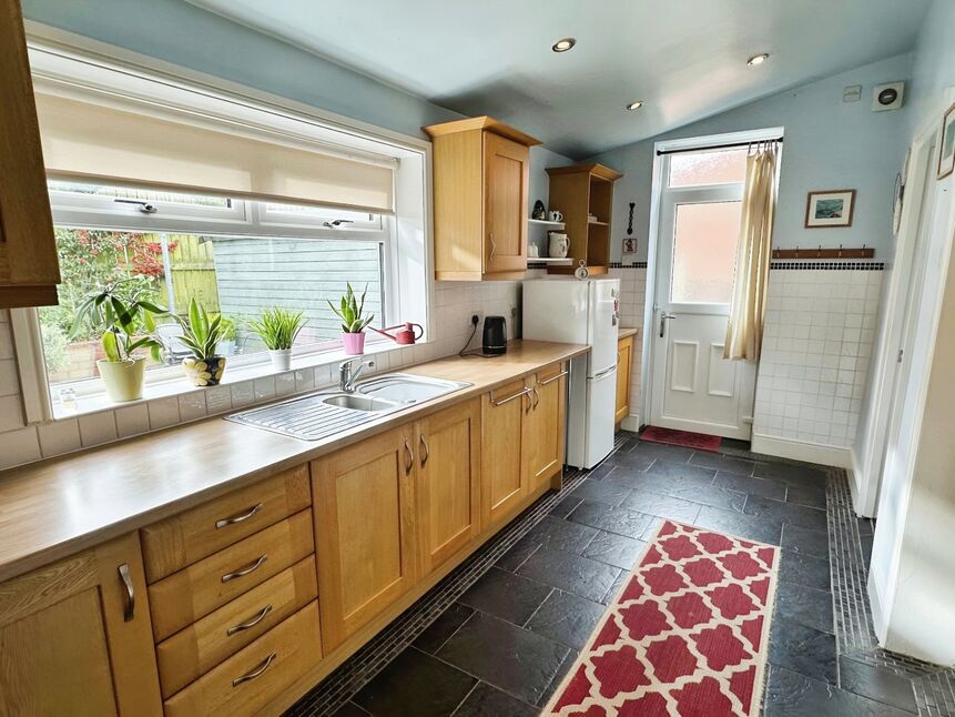 3 bedroom Mid Terrace House for sale, Caldene Avenue, Mytholmroyd, HX7