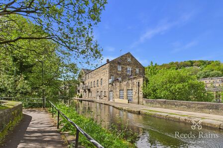 Hebble End, 2 bedroom Flat for sale, &pound;200,000