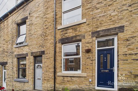 3 bedroom Mid Terrace House for sale