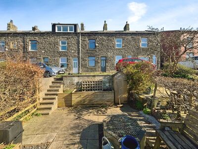 3 bedroom Mid Terrace House for sale