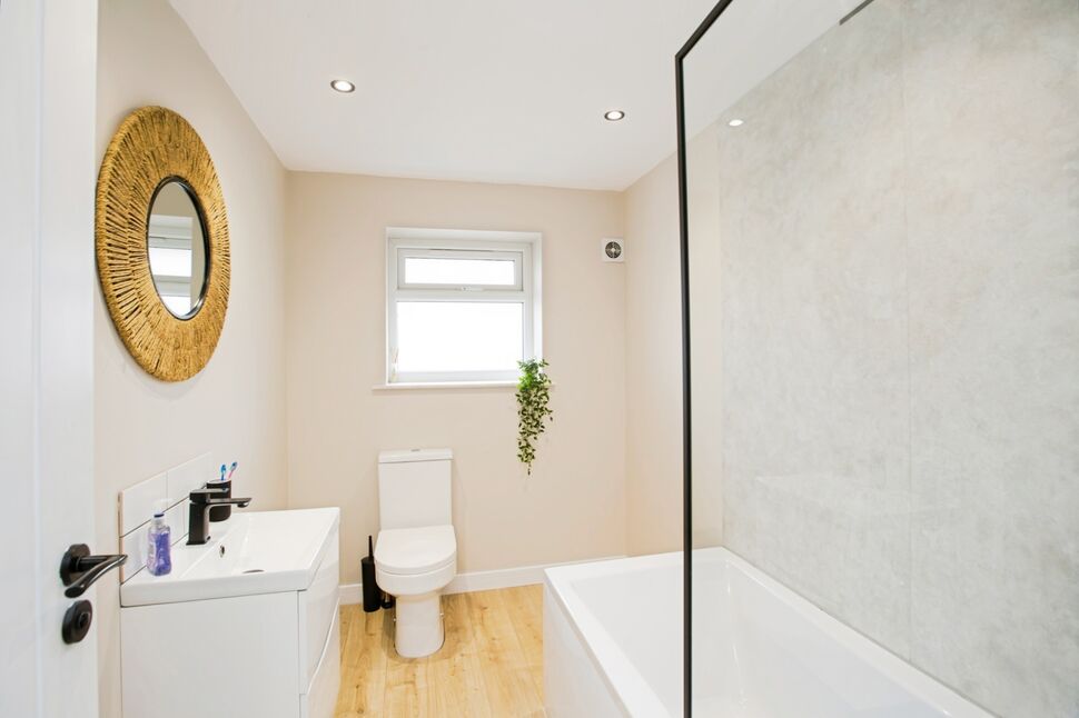 Family Bathroom 2