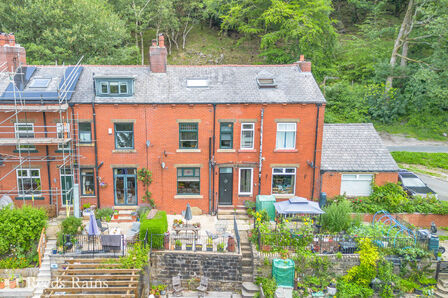 4 bedroom Mid Terrace House for sale