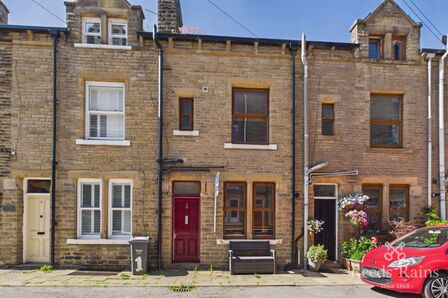 4 bedroom Mid Terrace House for sale