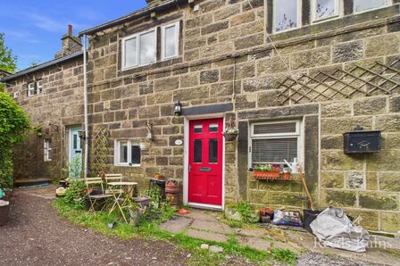 2 bedroom Mid Terrace House for sale
