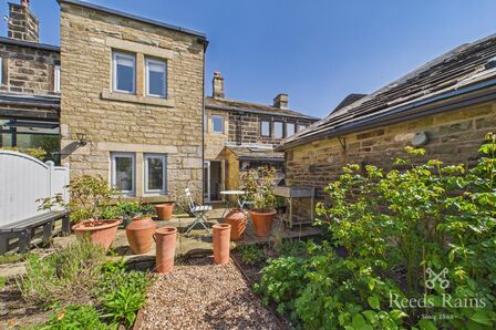 2 bedroom Mid Terrace House for sale