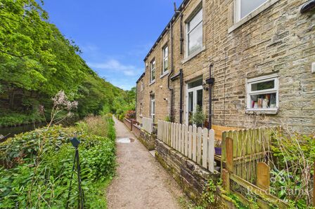 2 bedroom Mid Terrace House for sale