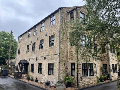 High Street, 2 bedroom Flat for sale, &pound;240,000