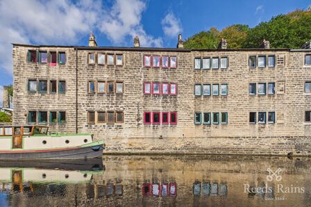 2 bedroom Mid Terrace House for sale