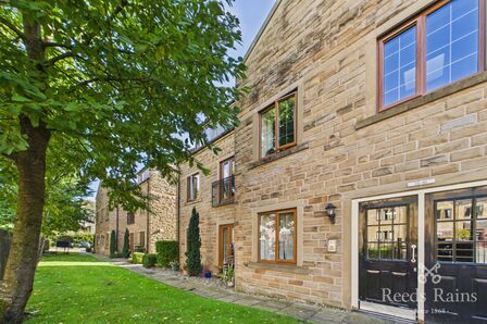 Spring Grove, 2 bedroom Flat for sale, &pound;190,000