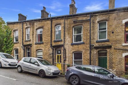 3 bedroom Mid Terrace House for sale