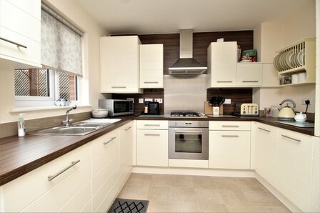 4 bedroom Detached House to rent