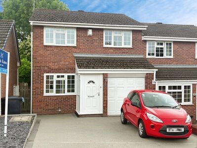 Aberfeldy Close, 3 bedroom Semi Detached House to rent, £1,400 pcm