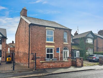 Nantwich Road, 2 bedroom Detached House for sale, £125,000