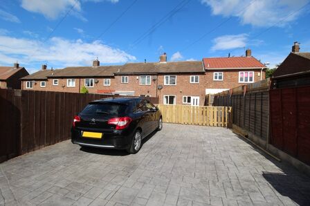 2 bedroom Mid Terrace House to rent