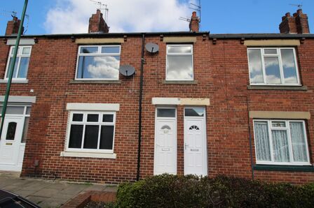 Red House Road, 3 bedroom Mid Terrace Flat to rent, &pound;695 pcm