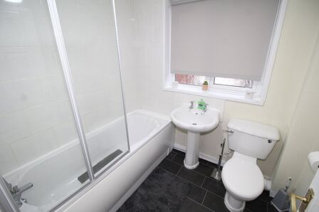 Pine Street, 3 bedroom Flat to rent, &pound;725 pcm