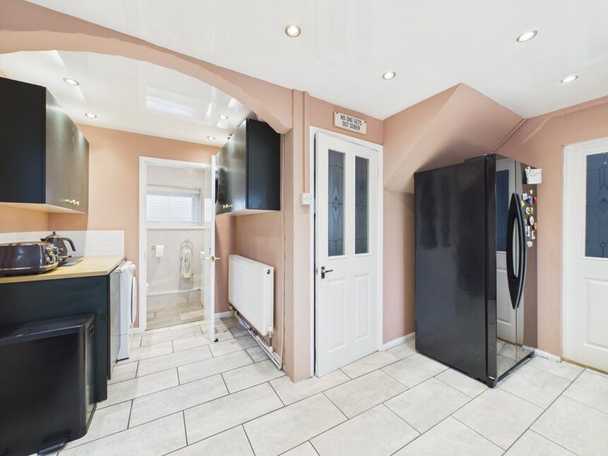 Kitchen / Utility(L-Shaped)