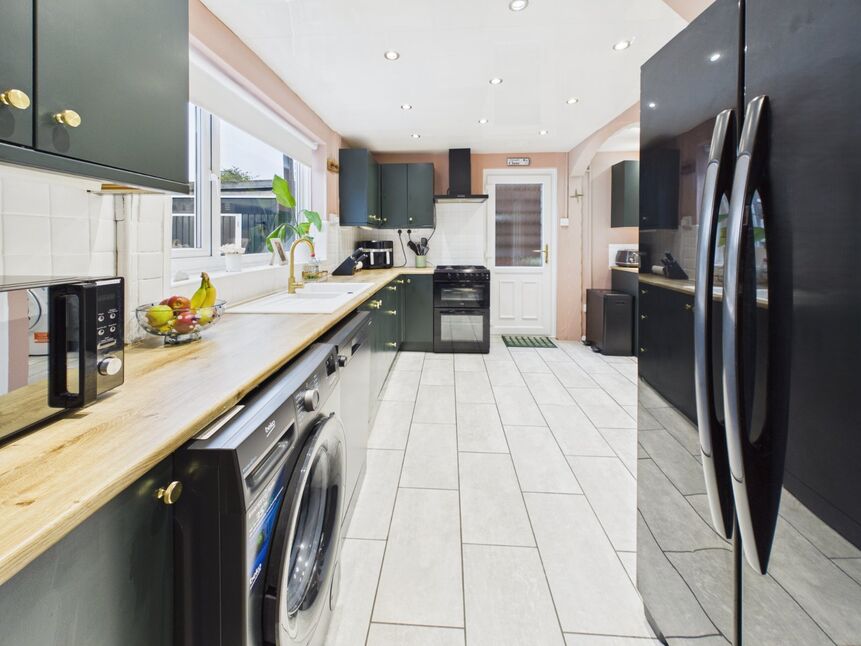 Kitchen / Utility(L-Shaped)