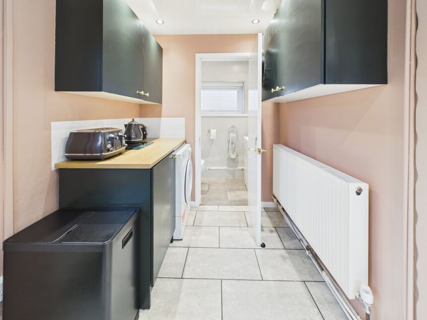 Kitchen / Utility(L-Shaped)