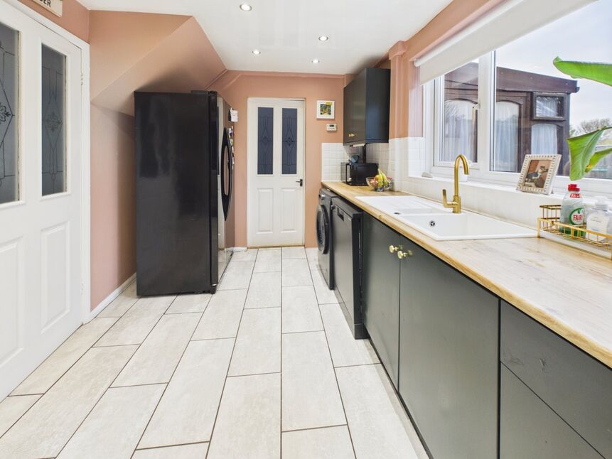 Kitchen / Utility(L-Shaped)
