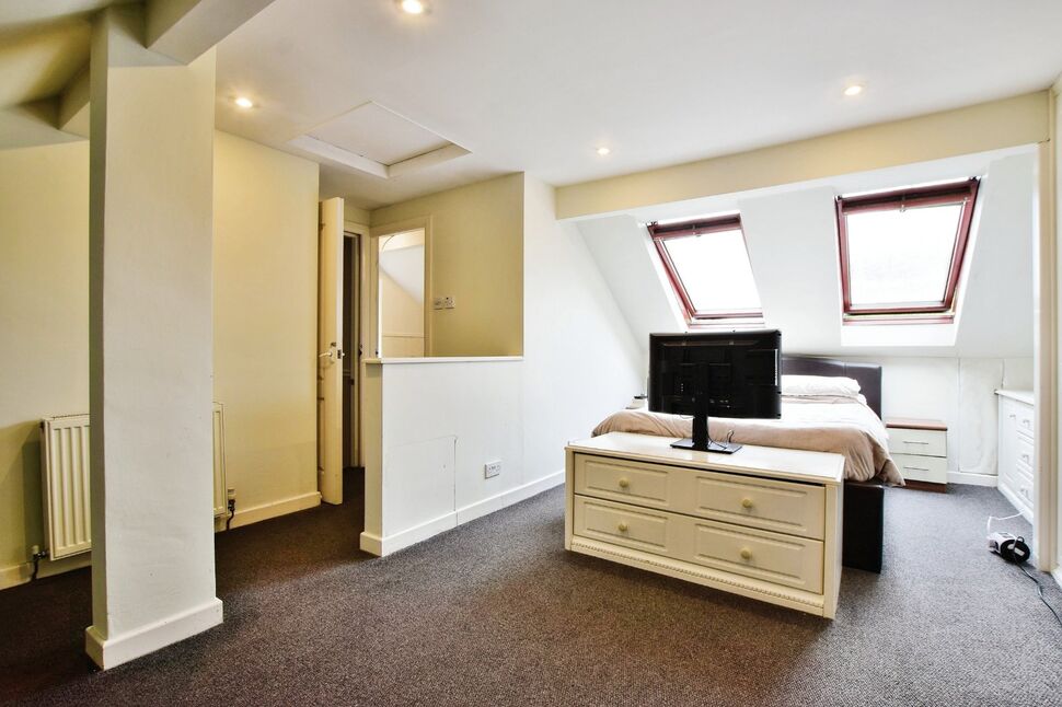 4 bedroom Semi Detached House for sale, Stockport Road West, Bredbury