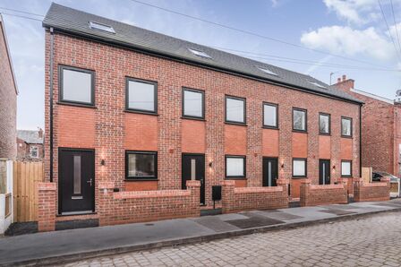 Gladstone Street, 4 bedroom Mid Terrace House to rent, &pound;1,650 pcm