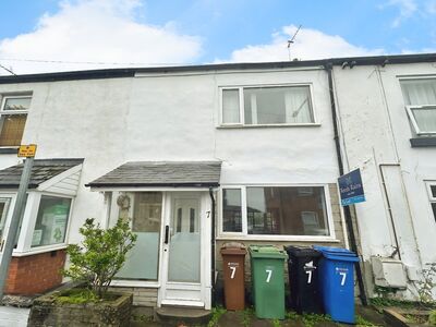 Bramhall Moor Lane, 3 bedroom Mid Terrace House to rent, £1,200 pcm