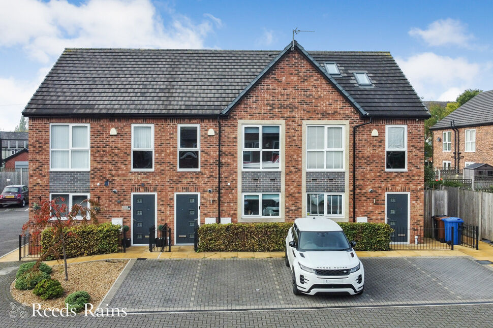 3 bedroom Mid Terrace House for sale